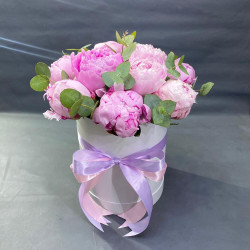 11 розовых пионов в коробке